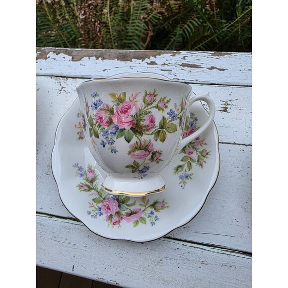 Royal Albert Moss Rose Bone‎ China Tea Cup & Saucer Set Floral Design Gold Trim - Picture 1 of 7